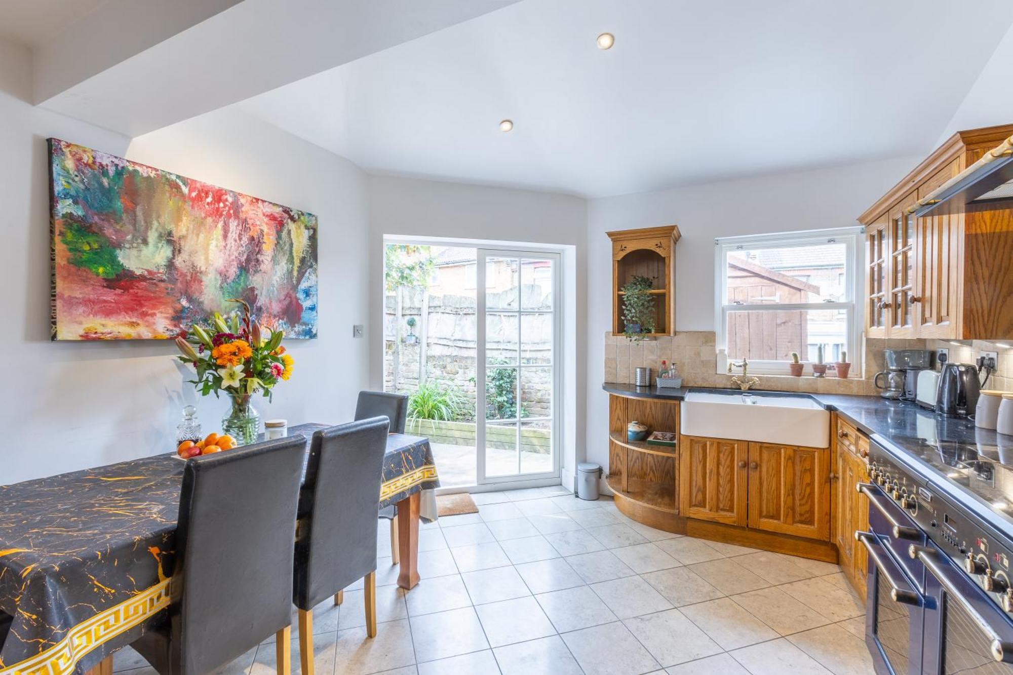 Traditional English 4 Bedroom Home In Greenwich Plumstead  Exterior photo