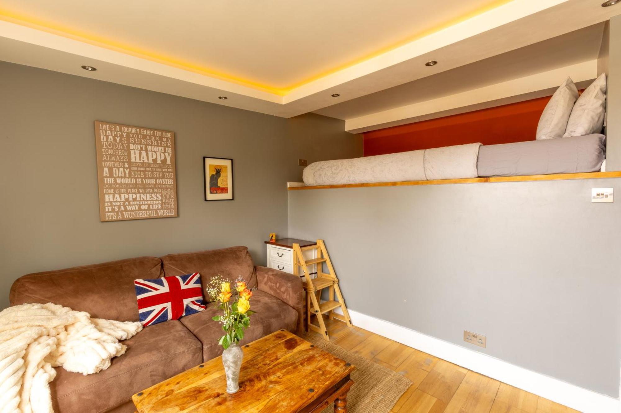 Traditional English 4 Bedroom Home In Greenwich Plumstead  Exterior photo